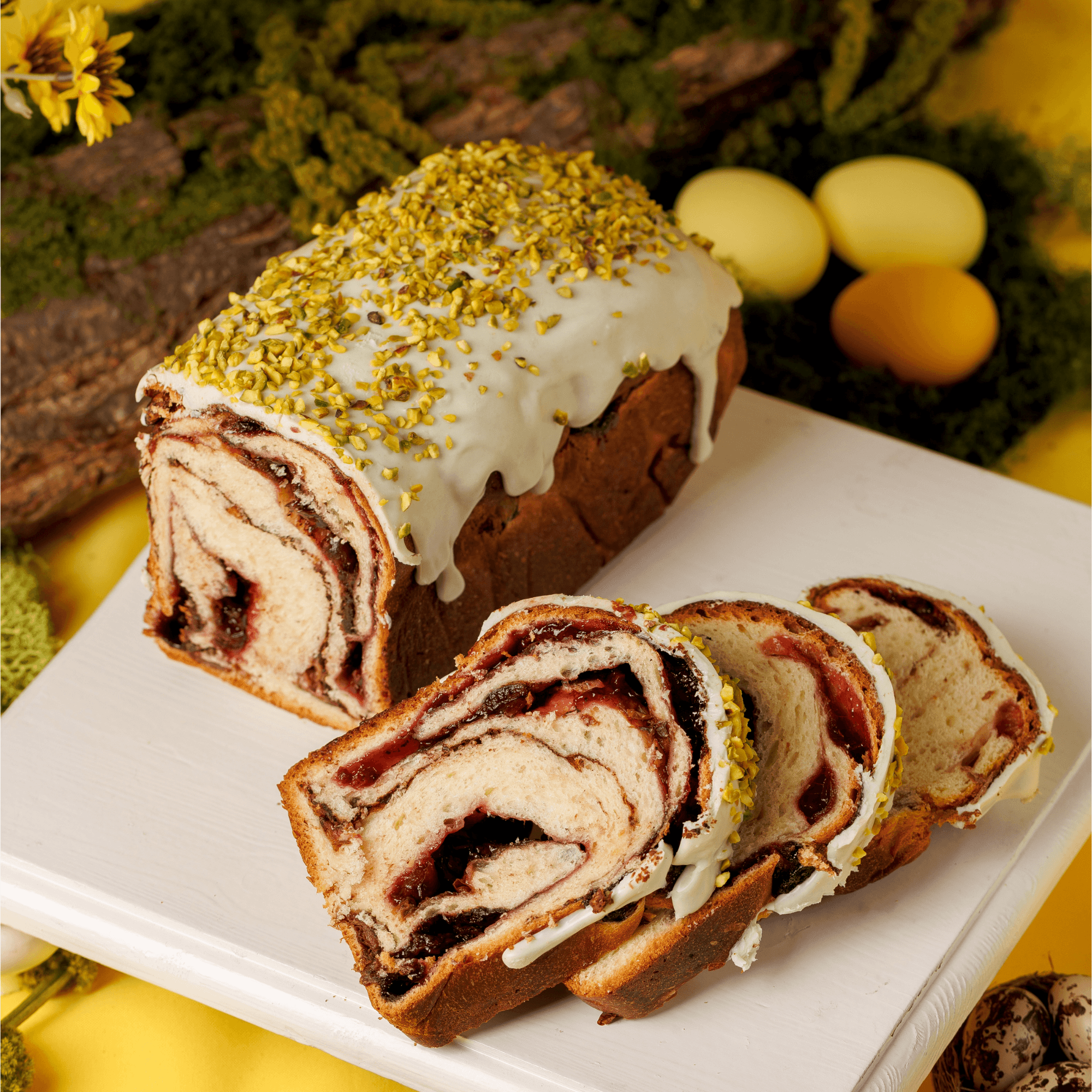 Рулет с вишней, розой и орехом